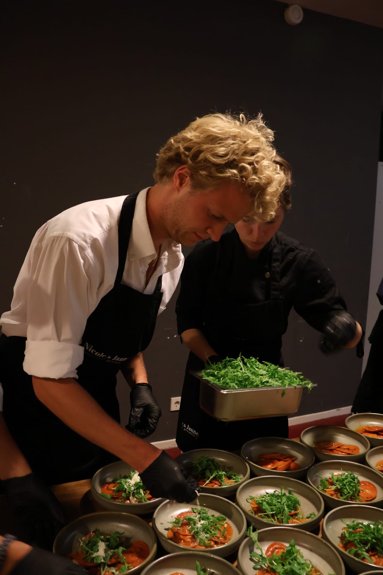 Koks maken in de keuken borden op met verse rucola